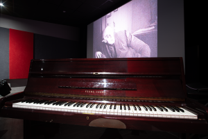 Primer plano del piano en el que Federico Lechner ameniza con música las sesiones de cine mudo.